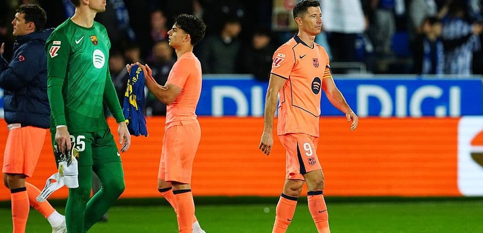 Jugadores de Barcelona saliendo del campo tras partido