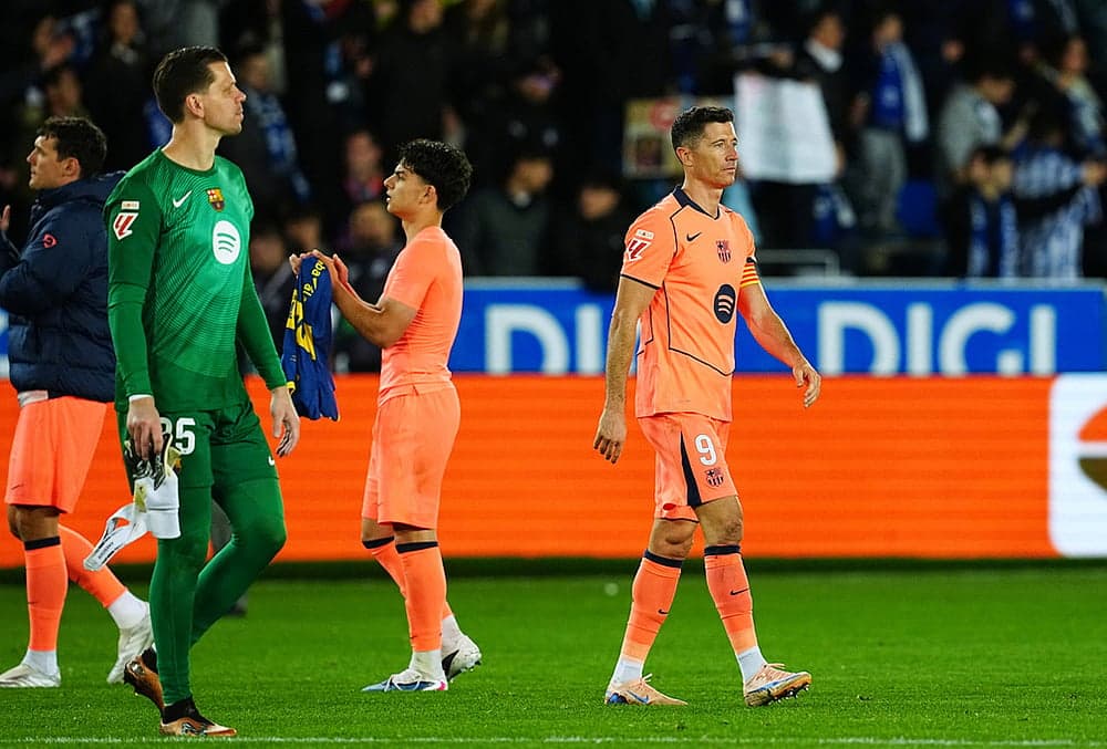 Jugadores de Barcelona saliendo del campo tras partido