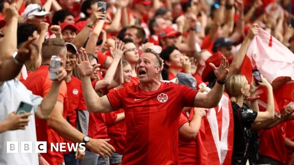 Aficionados de Canadá animando en un estadio