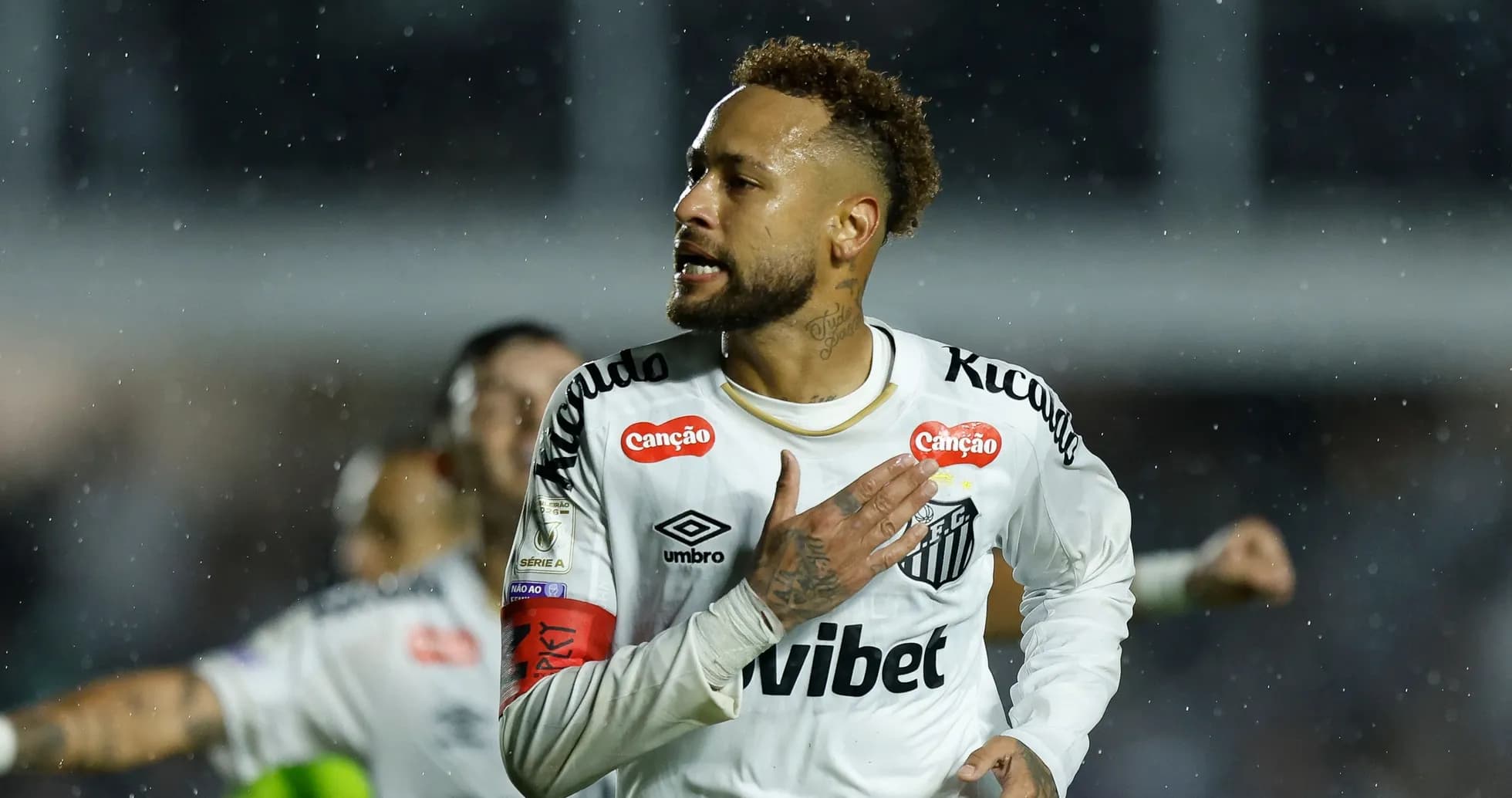 Jugador de Santos celebrando en lluvia durante partido