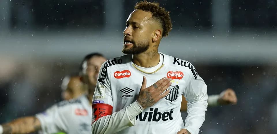 Jugador de Santos celebrando en lluvia durante partido