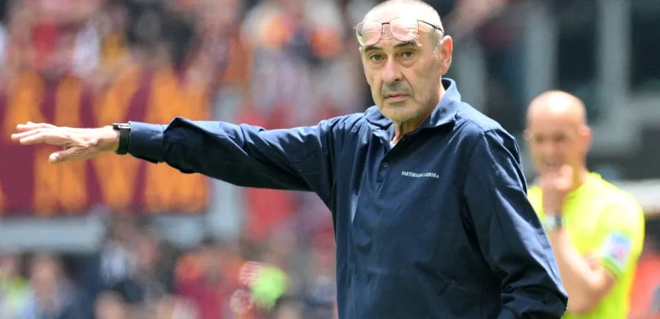 Entrenador dirigiendo al equipo desde la línea de banda