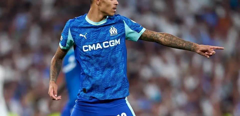 Jugador de Marseille señalando durante un partido