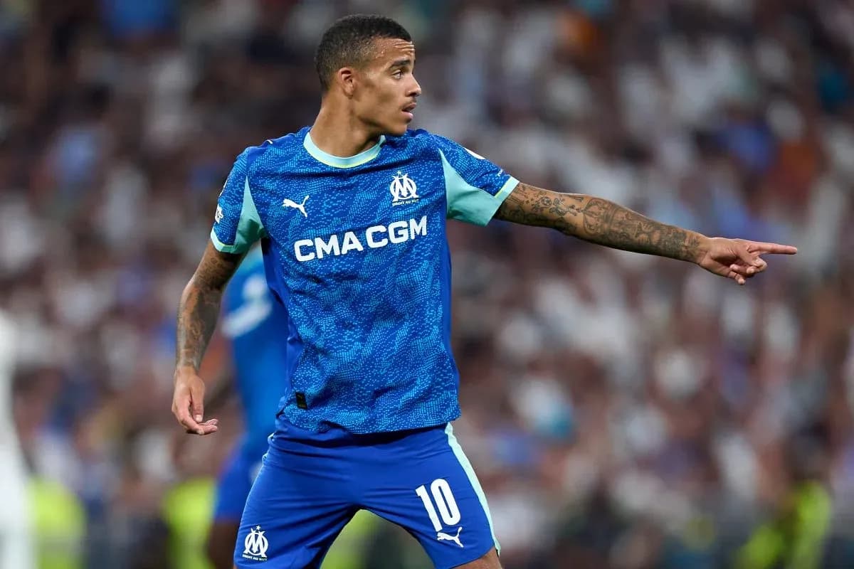 Jugador de Marseille señalando durante un partido