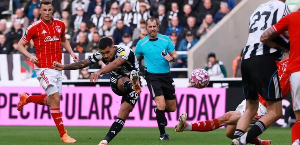 Jugador de Newcastle rematando a portería