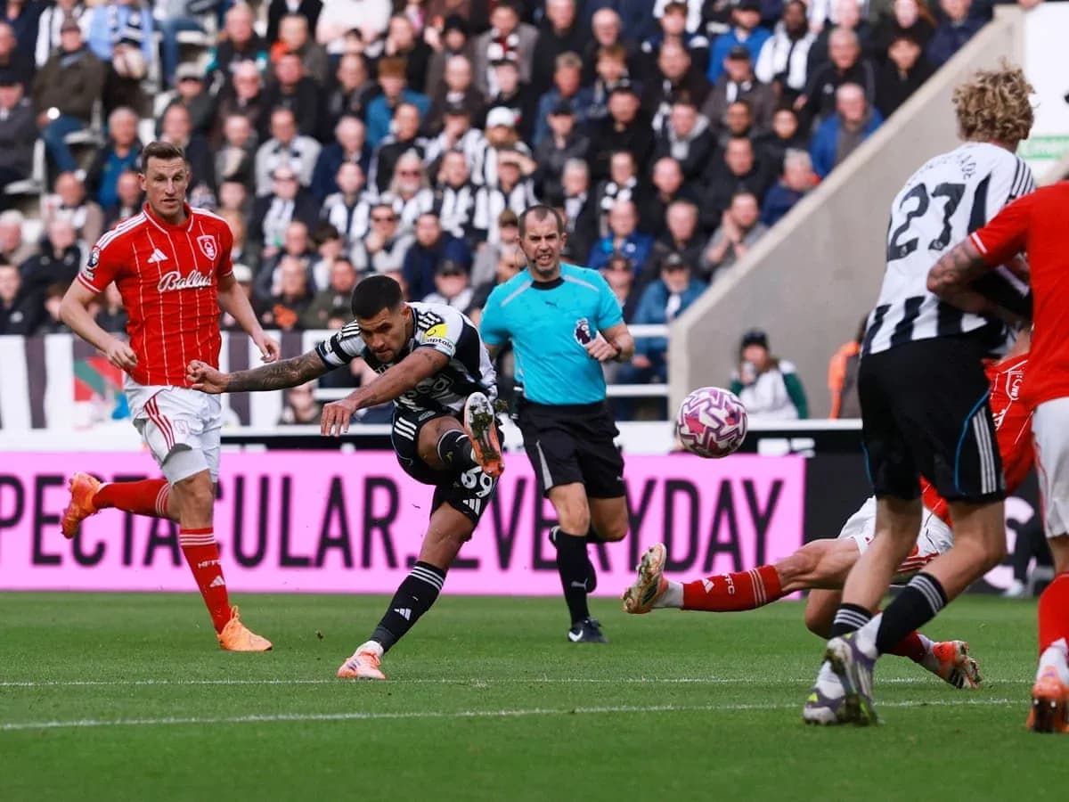 Jugador de Newcastle rematando a portería