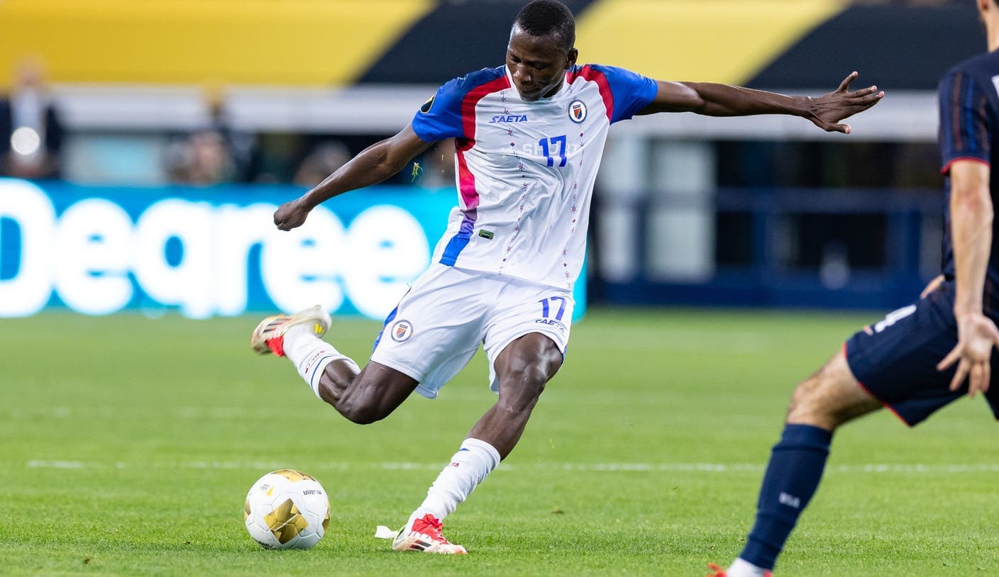 Jugador de Haití pateando el balón en el partido