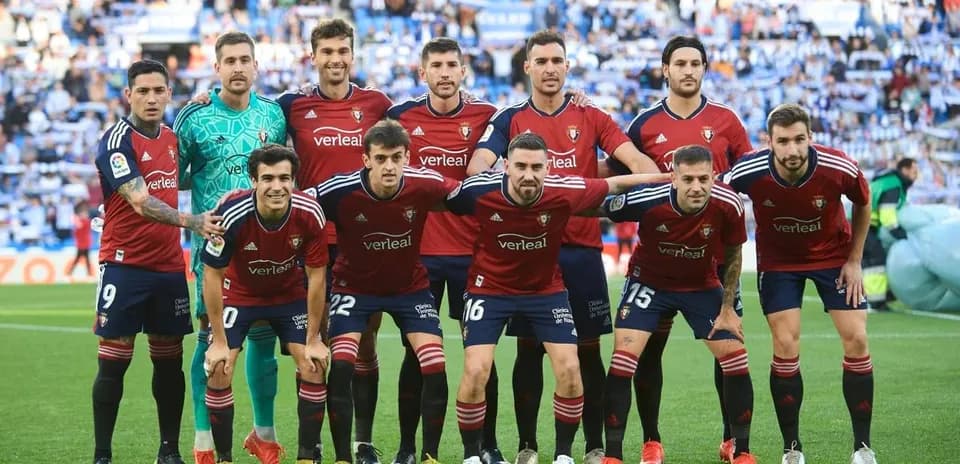 Equipo de Osasuna posando antes del partido