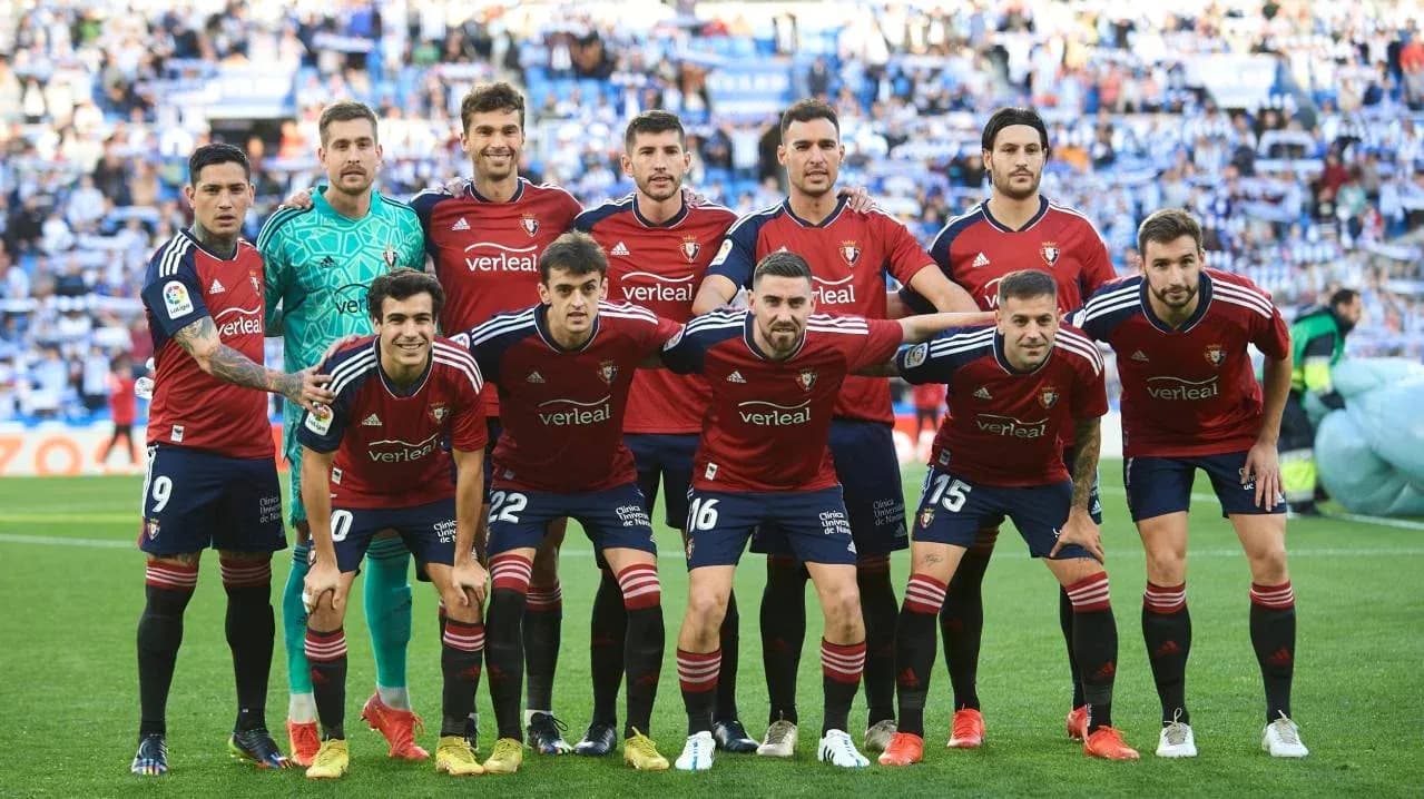 Equipo de Osasuna posando antes del partido