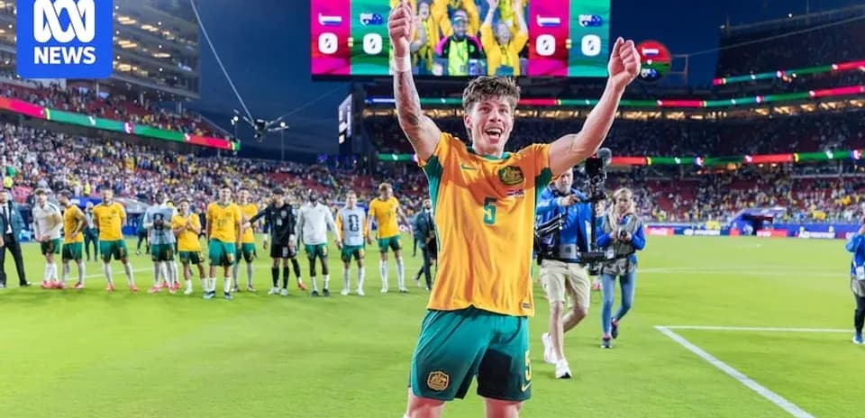 Jugador australiano celebrando con el equipo tras partido