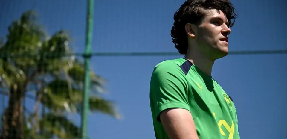 Jugador en camiseta verde en entrenamiento al aire libre