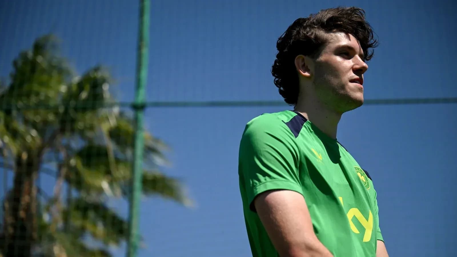 Jugador en camiseta verde en entrenamiento al aire libre