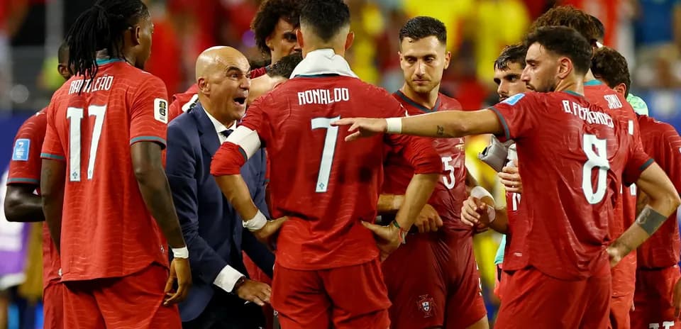 Jugadores de Portugal discutiendo durante el partido
