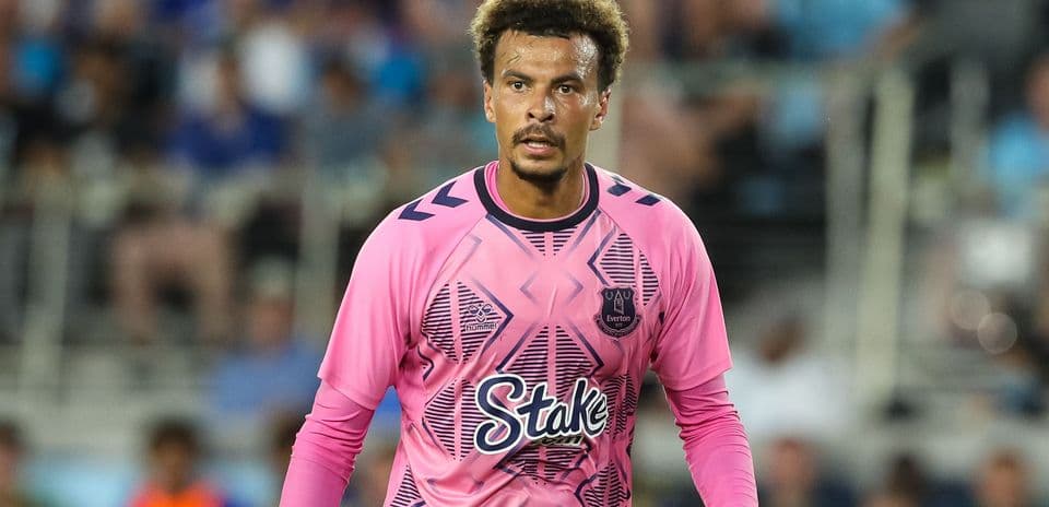 Portero en uniforme rosa durante un partido de fútbol