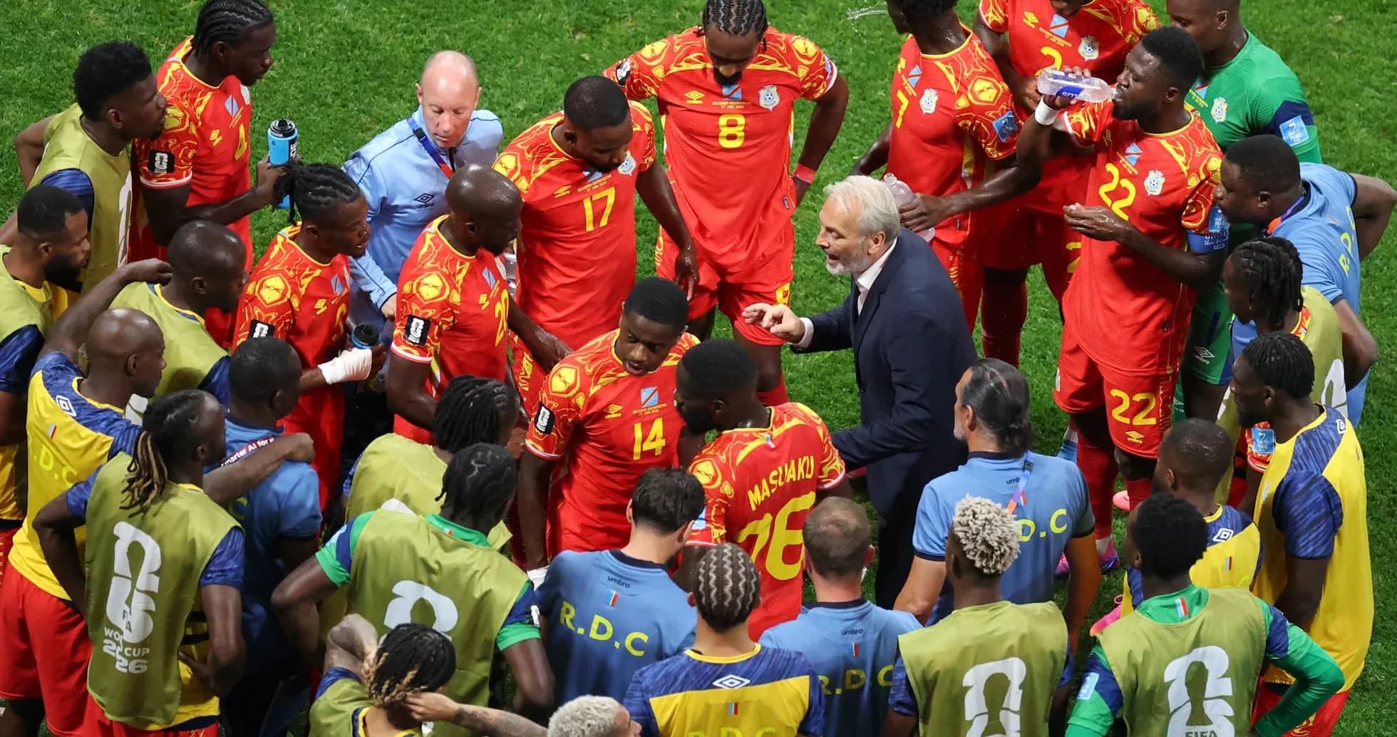 Jugadores de Congo DR en charla táctica
