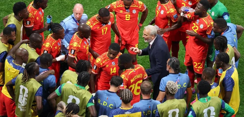 Jugadores de Congo DR en charla táctica