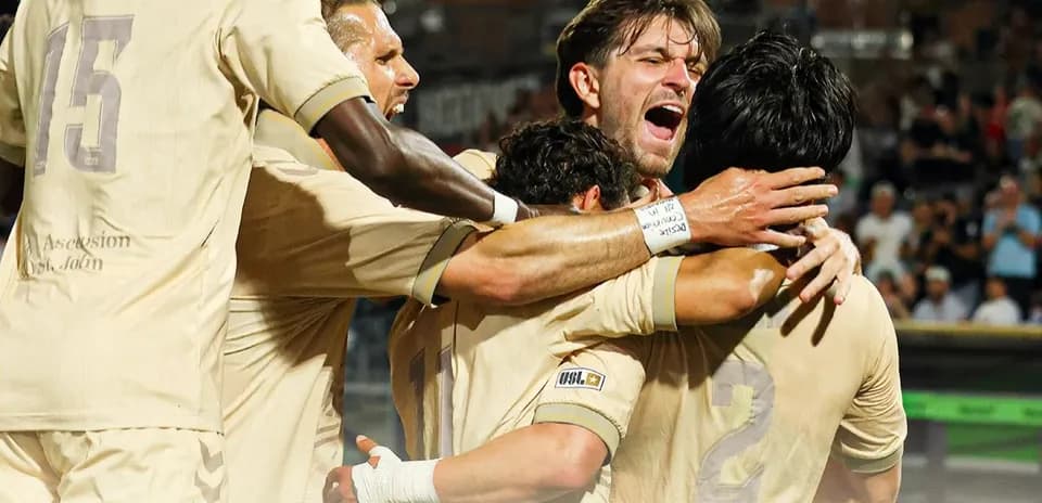 Jugadores celebrando un gol del Las Vegas Lights