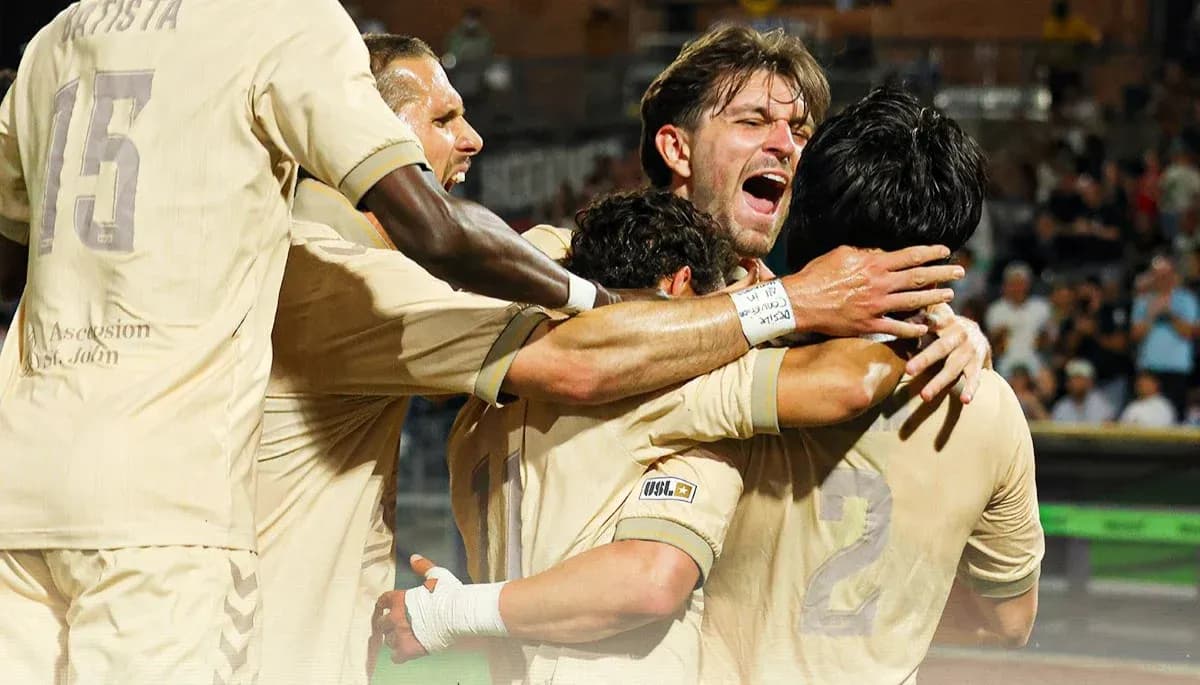 Jugadores celebrando un gol del Las Vegas Lights