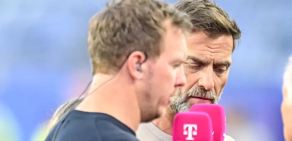 Dos comentaristas en un evento deportivo entrevistando