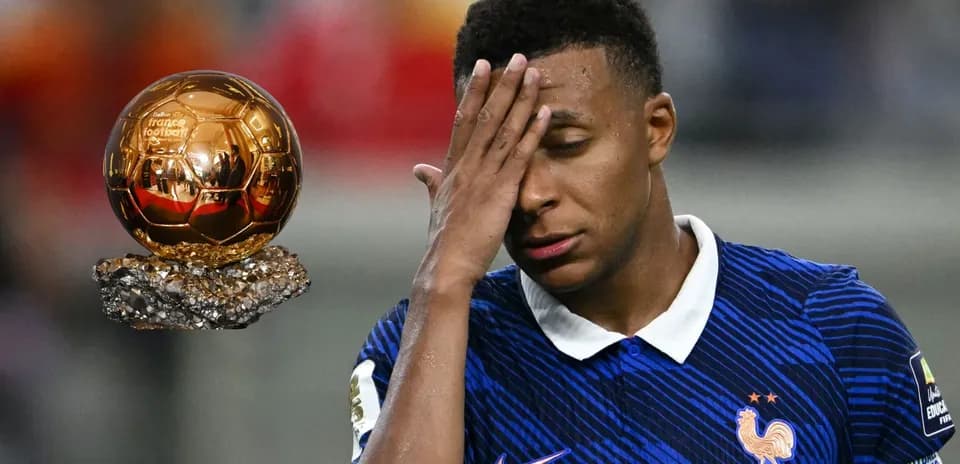 Jugador de Francia con el Balón de Oro al fondo