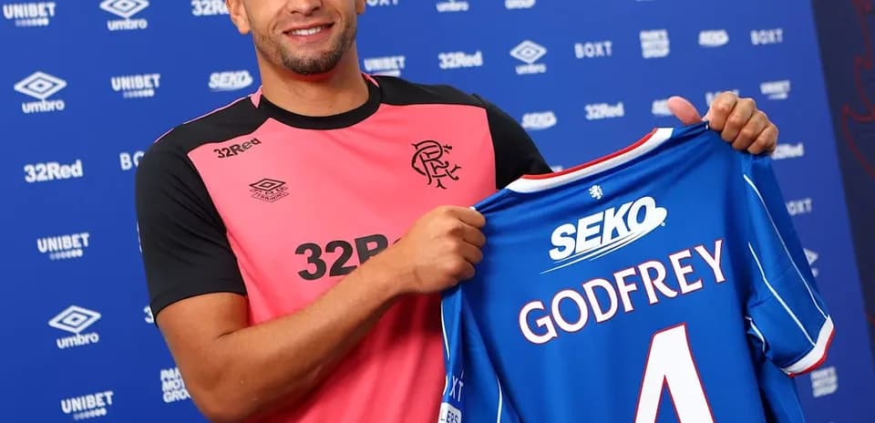 Jugador presenta camiseta con su nombre en conferencia