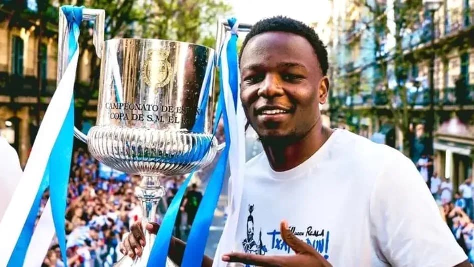 Jugador sosteniendo trofeo en celebración pública