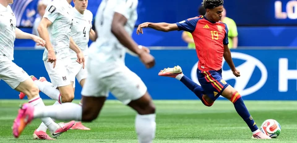 Jugador de España chutando el balón contra Austria