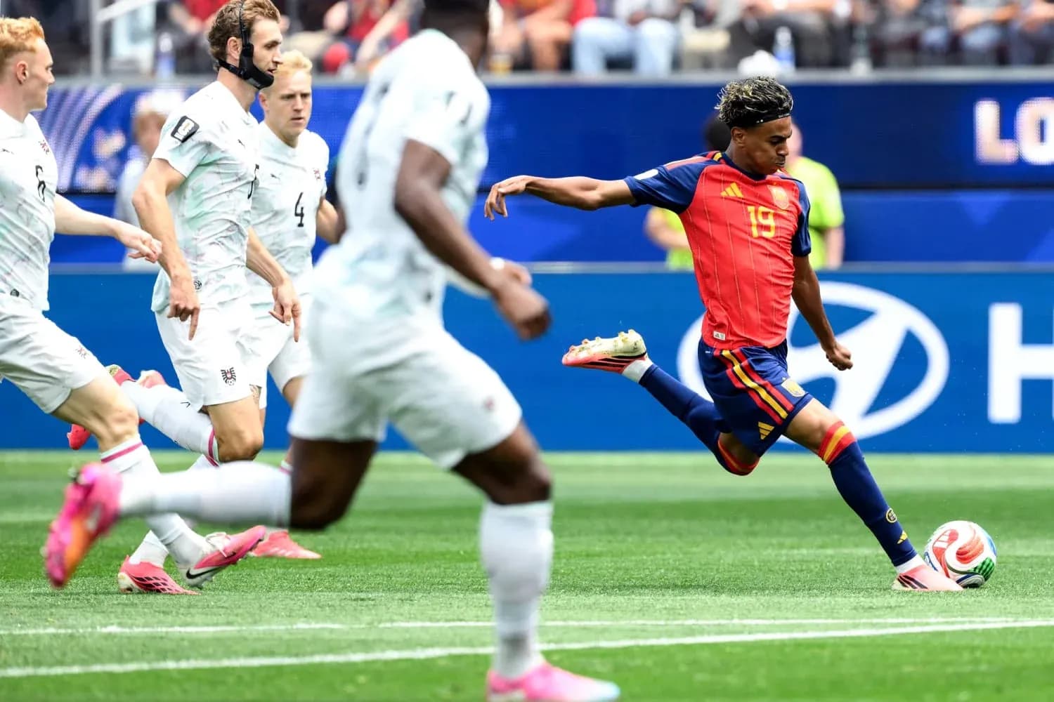 Jugador de España chutando el balón contra Austria