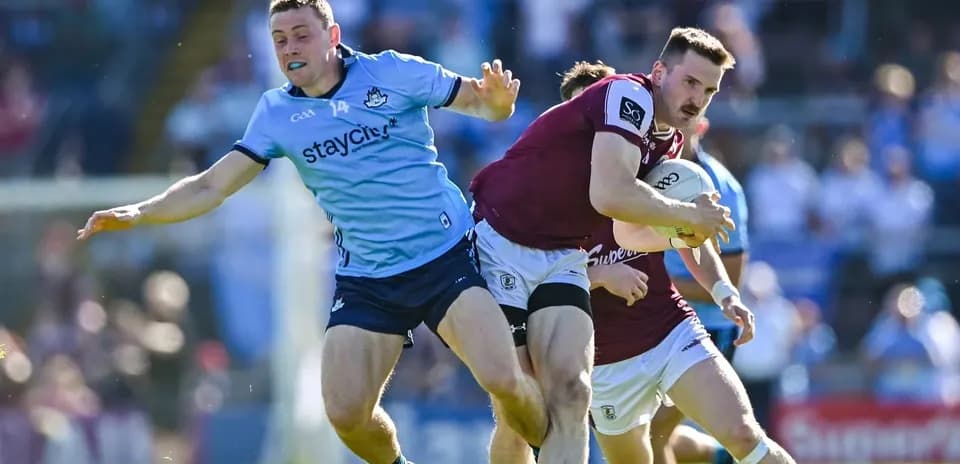 Jugador de Galway siendo tackleado por jugador de Dublín