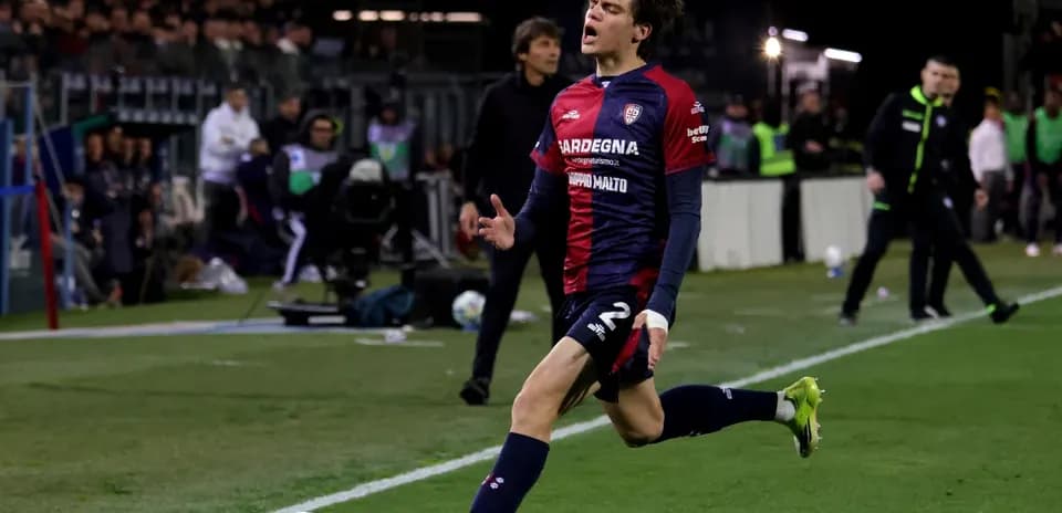 Jugador de Cagliari celebrando un gol en el campo