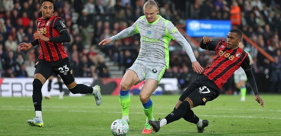 Erling Haaland driblando entre defensores del Bournemouth