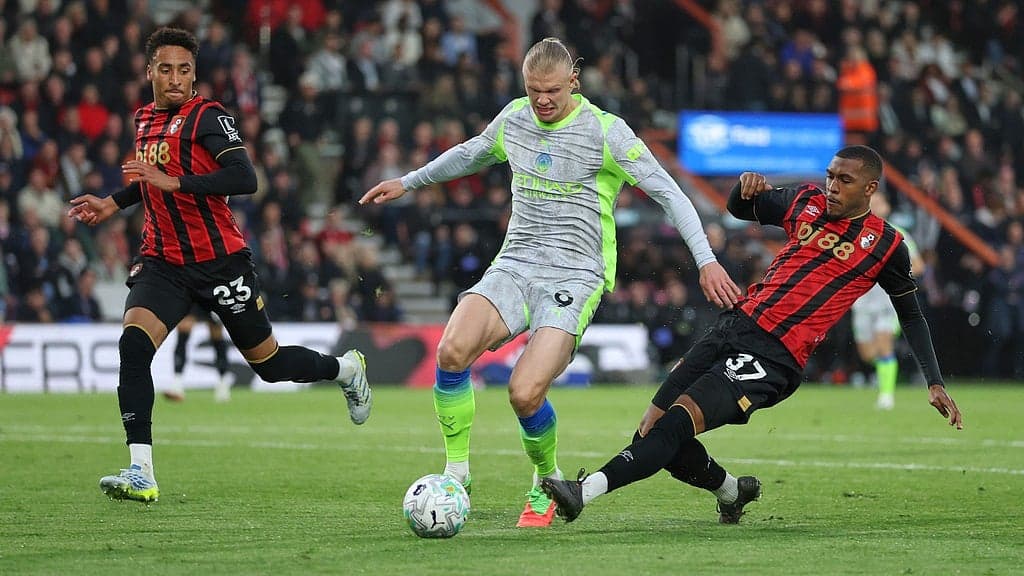 Erling Haaland driblando entre defensores del Bournemouth