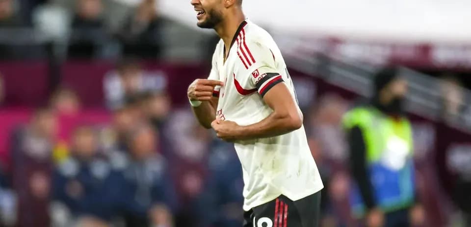 Jugador de fútbol con camiseta blanca en acción