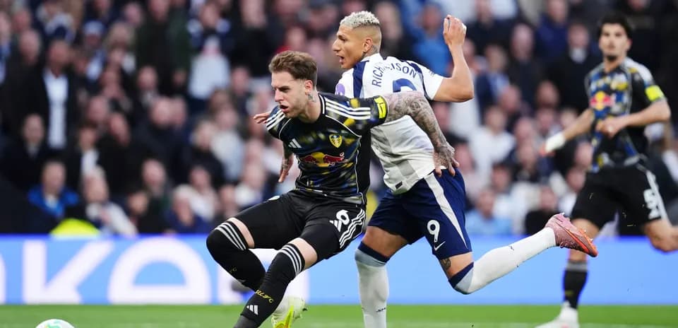 Jugador de Leeds siendo marcado por jugador de Tottenham