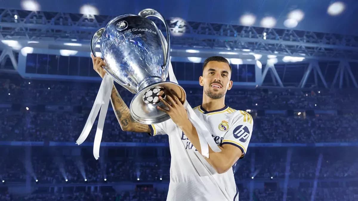 Jugador de Real Madrid levantando el trofeo de la Champions