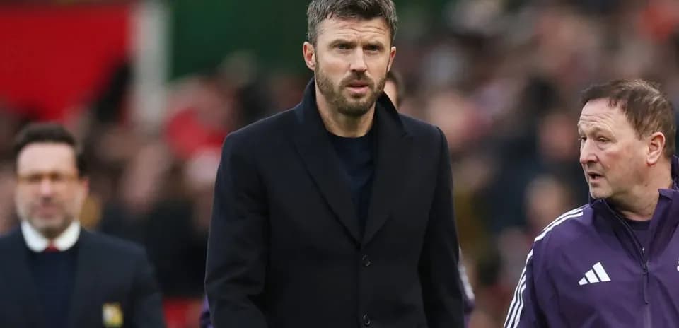 Entrenador caminando en el campo durante partido