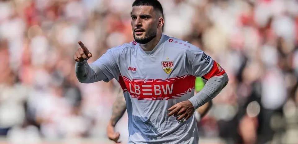 Jugador señalando durante un partido de fútbol