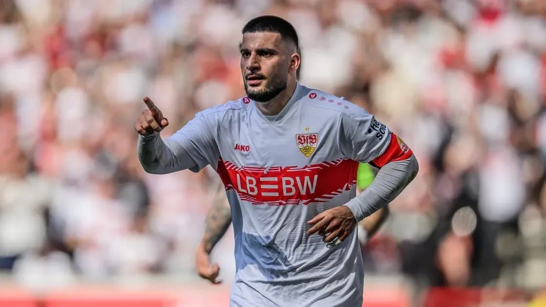 Jugador señalando durante un partido de fútbol