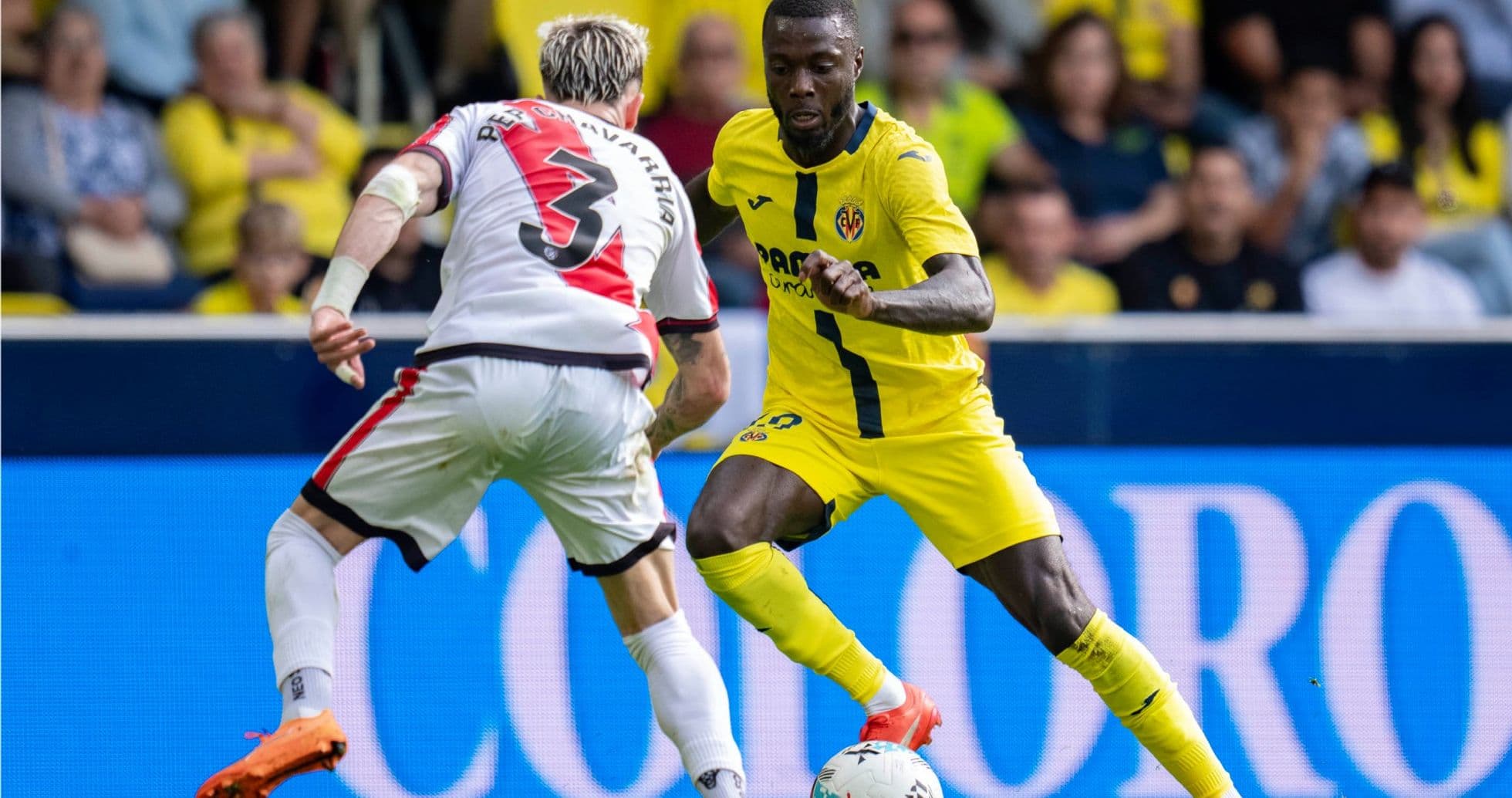 Jugadores de Villarreal y Rayo Vallecano en acción