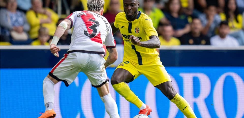 Jugadores de Villarreal y Rayo Vallecano en acción