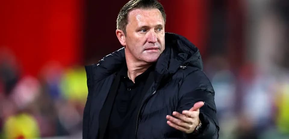 Entrenador dirigiendo a su equipo en el partido