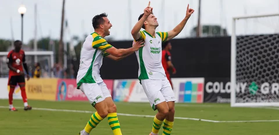 Jugadores celebrando un gol durante el partido
