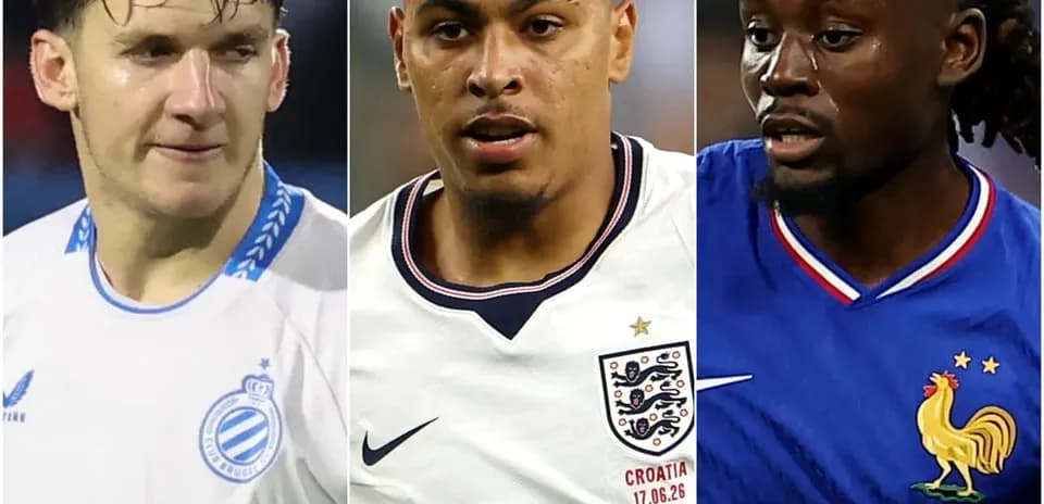 Tres jugadores de fútbol en diferentes camisetas