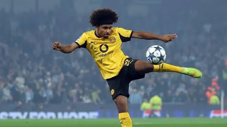 Jugador de Borussia Dortmund chutando balón en partido