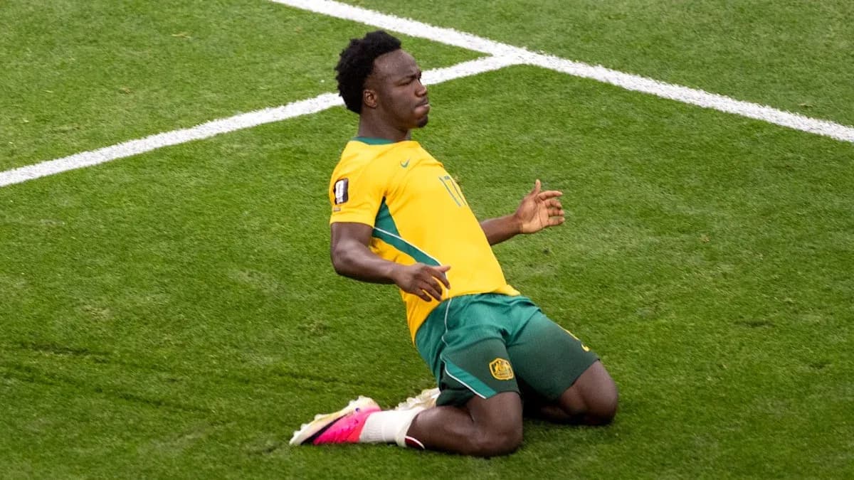 Jugador celebrando un gol en el campo de fútbol