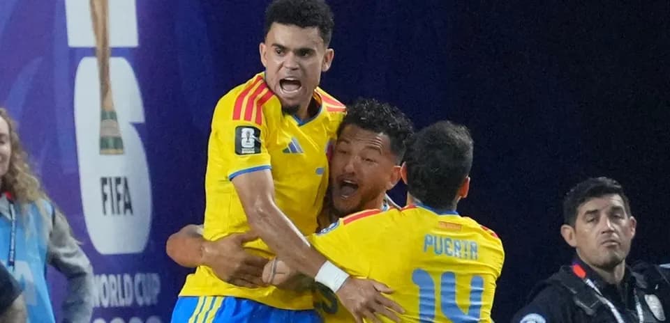 Jugadores celebrando un gol durante el partido