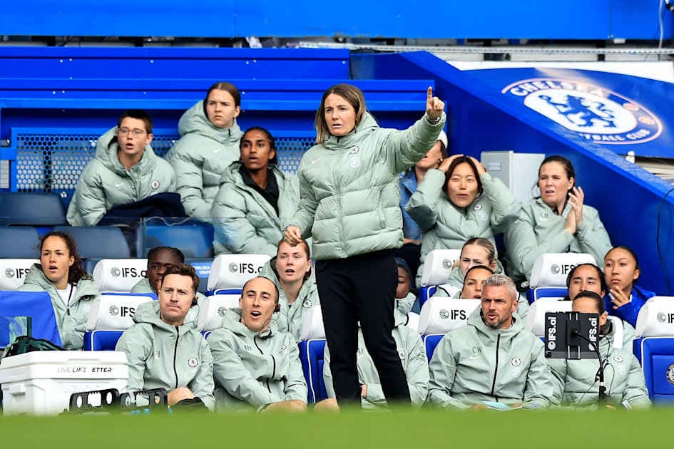 Entrenadora dirigiendo desde el banquillo del Chelsea