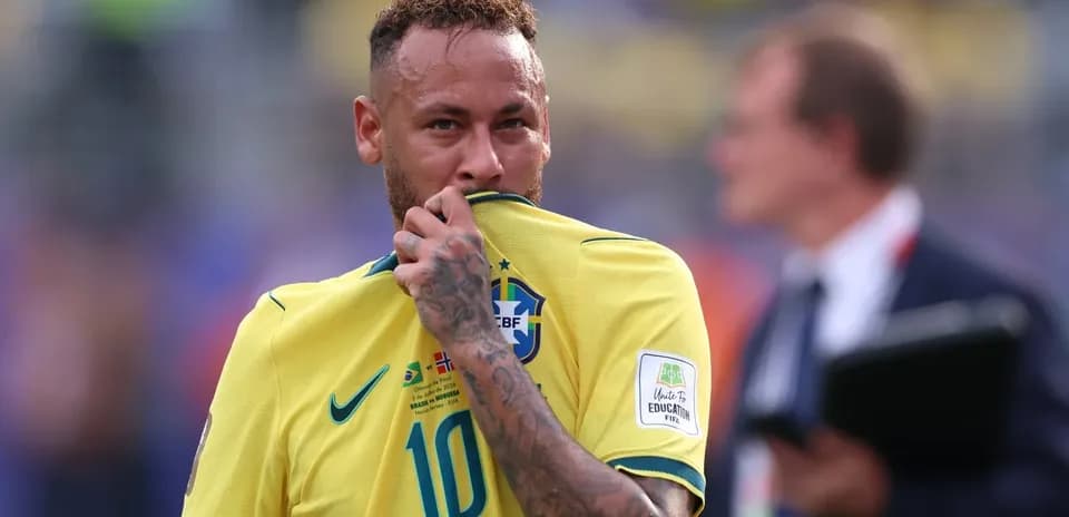 Neymar besando su camiseta durante un partido