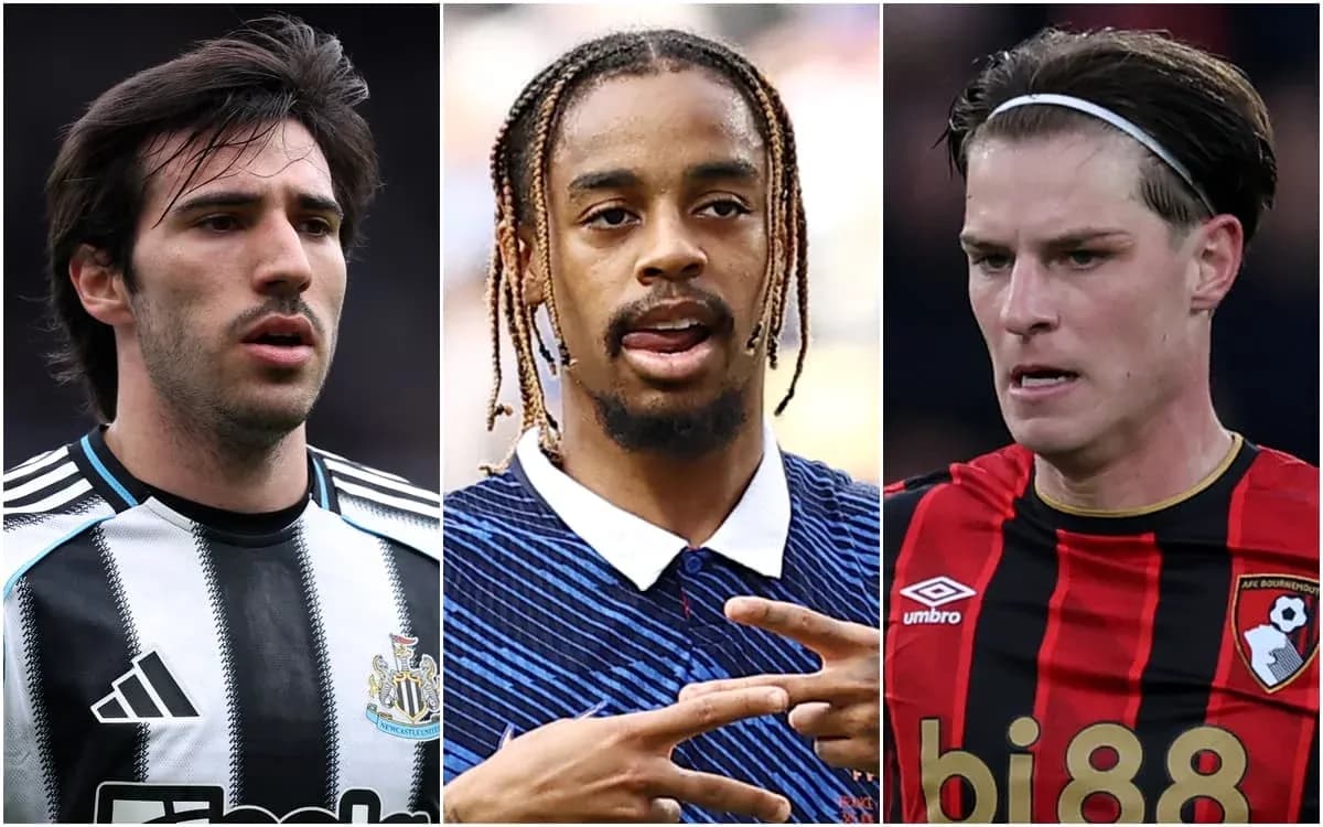 Tres jugadores de fútbol en diferentes camisetas de clubes