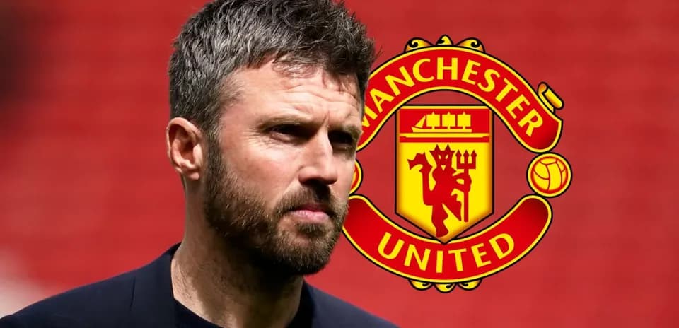 Entrenador frente al logo de Manchester United